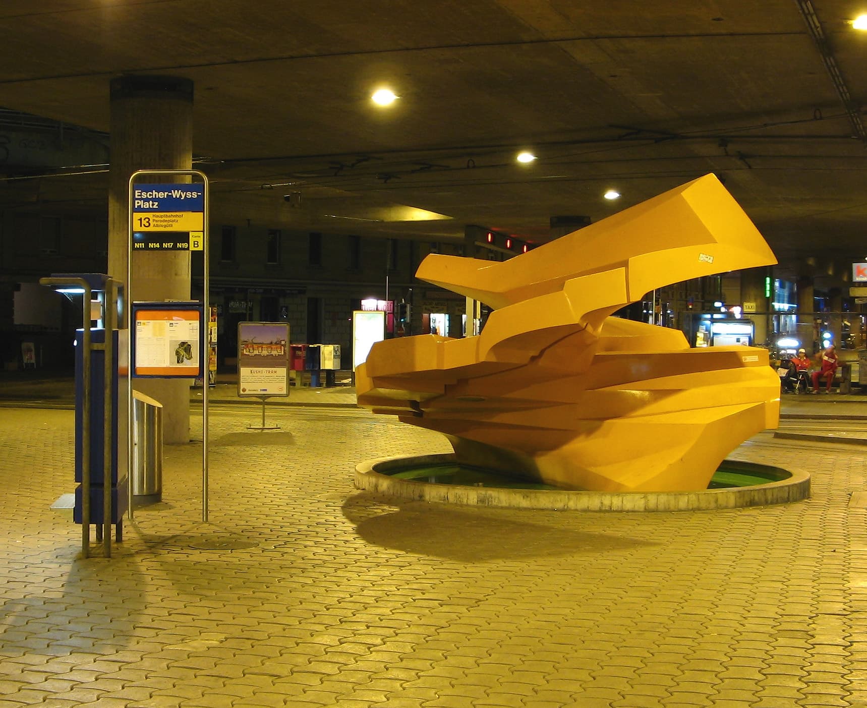 Escher-Wyss-Platz in Zürich mit Brunnen von Annemie Fontana