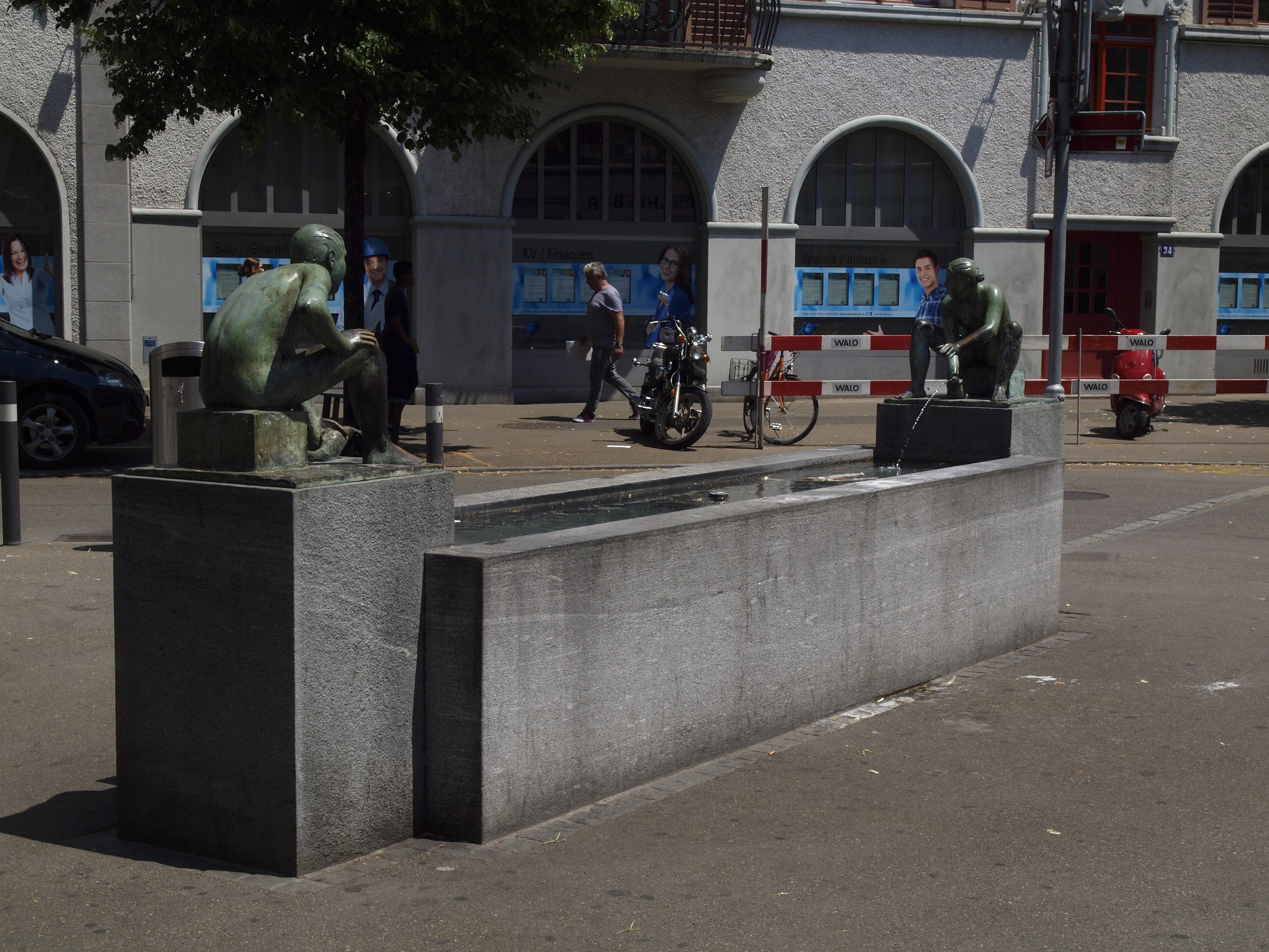 Auf dem Franklinplatz in Zürich Oerlikon steht ein Brunnen mit den beiden Skulpturen "Knabe und Mädchen", die von Franz Fischer gestaltet wurden. Die Skulpturen wurden zwischen 1928 und 1930 geschaffen. Der Brunnen erhielt 2003 diese Form.