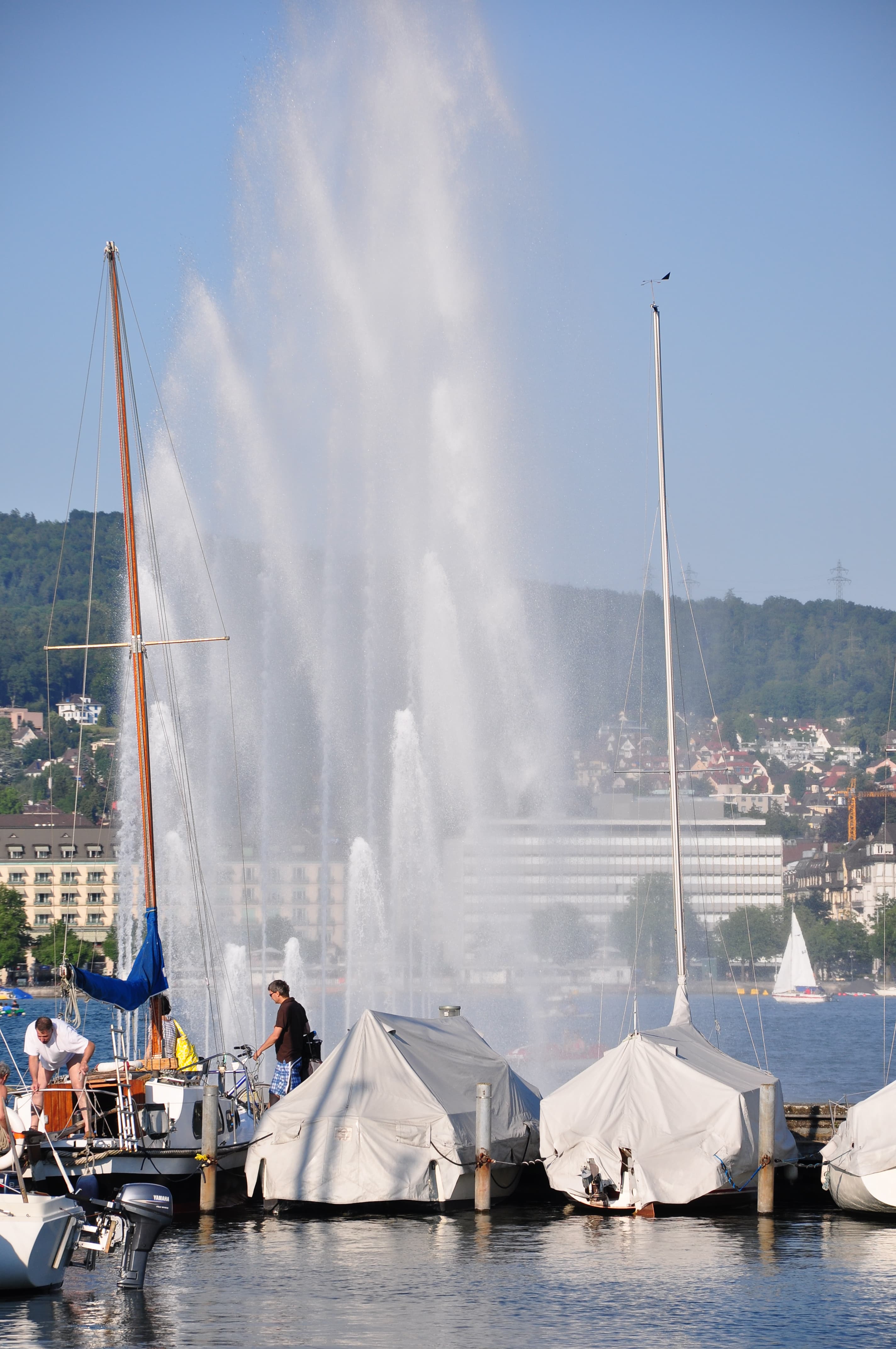 Zürichsee (Lake Zürich) fountain in the harbour of Zürich-Enge, Seefeld and Seebad Utoquai in the background (Switzerland)