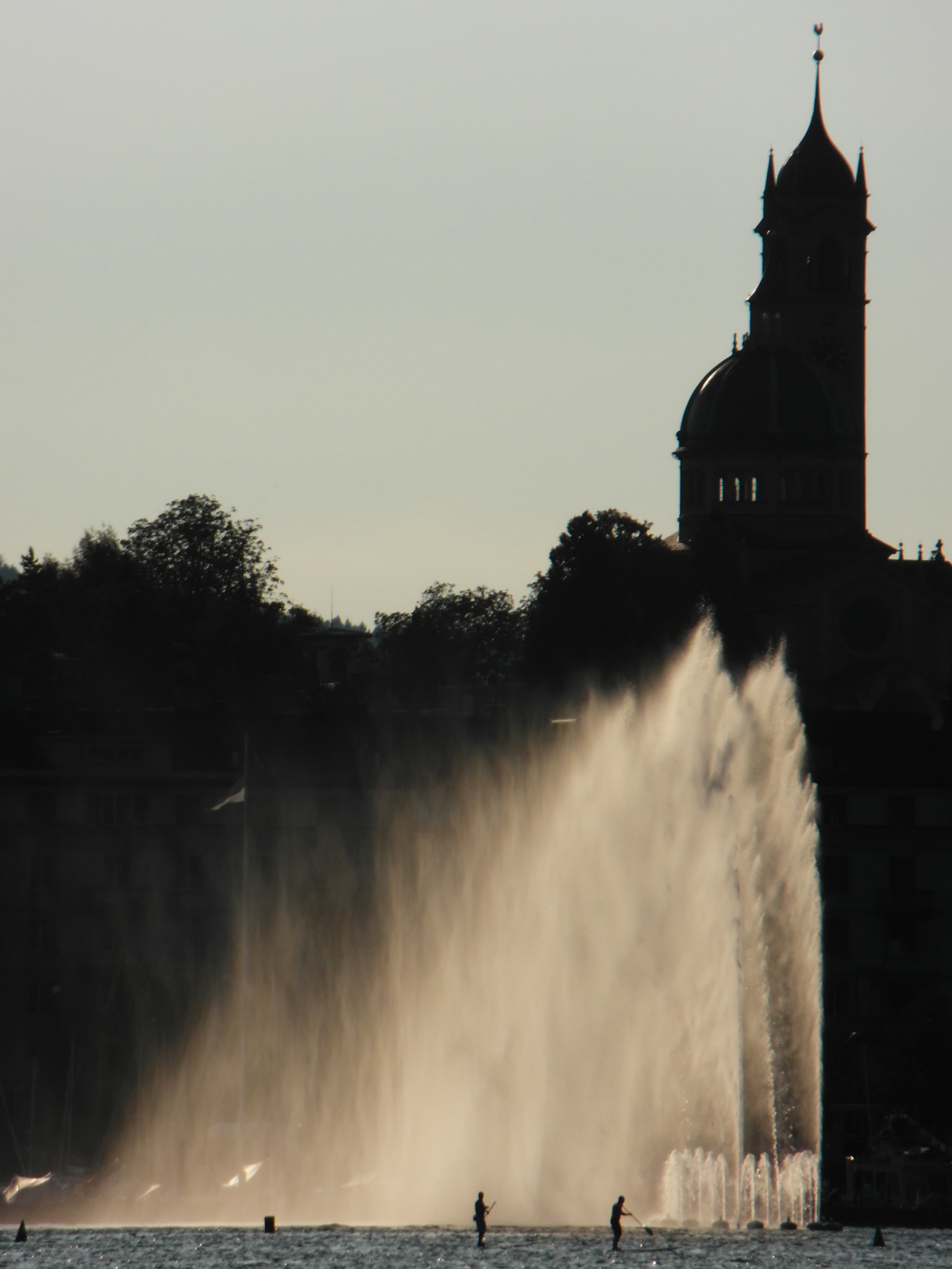 Springbrunnen (Zürichsee fountain) and Kirche Enge in Zürich-Enge (Switzerland)
