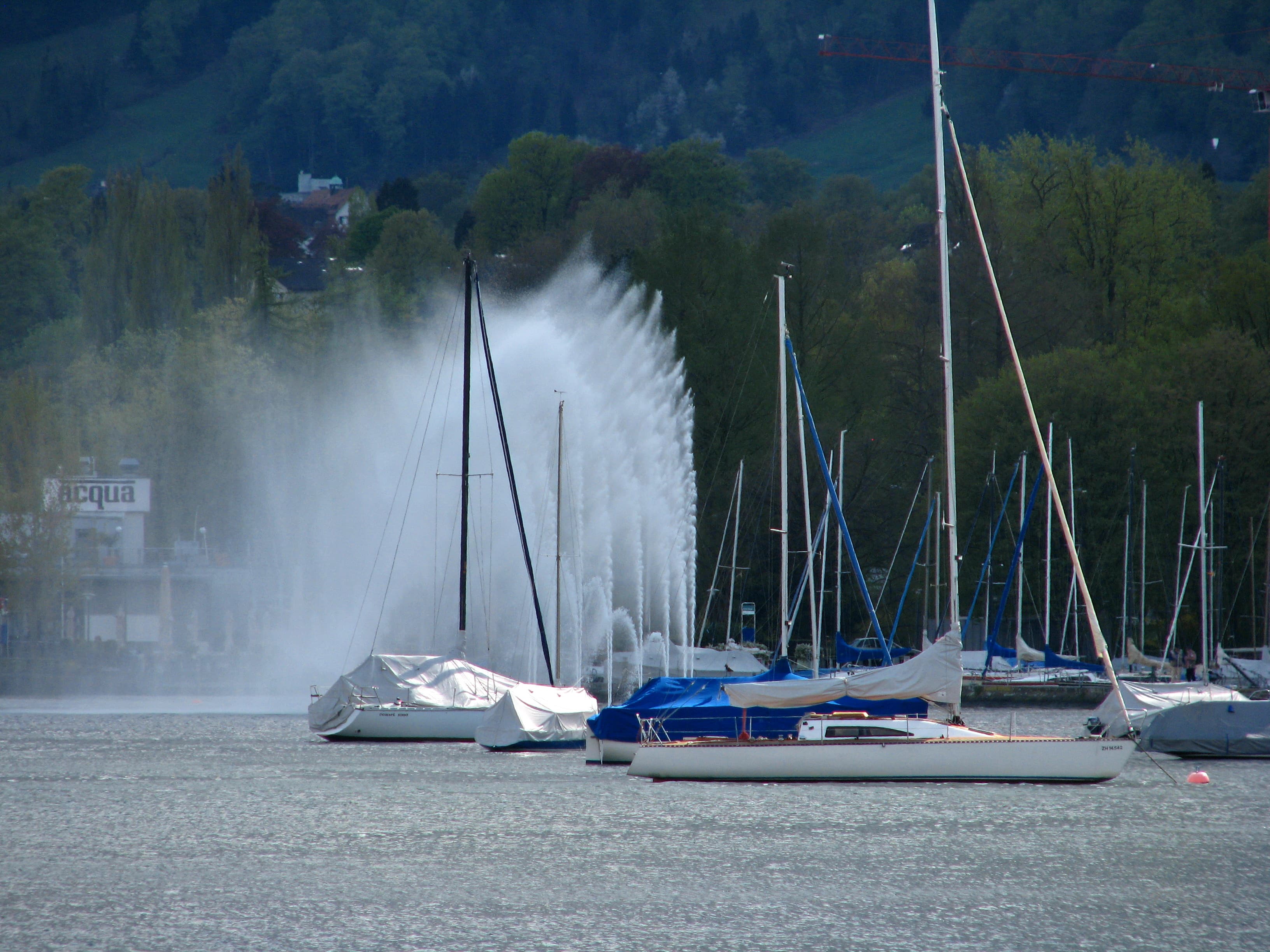 Zürich-Enge : Enge harbour and Zürichsee (Lake Zürich) fountain as seen from Lake Zürich.