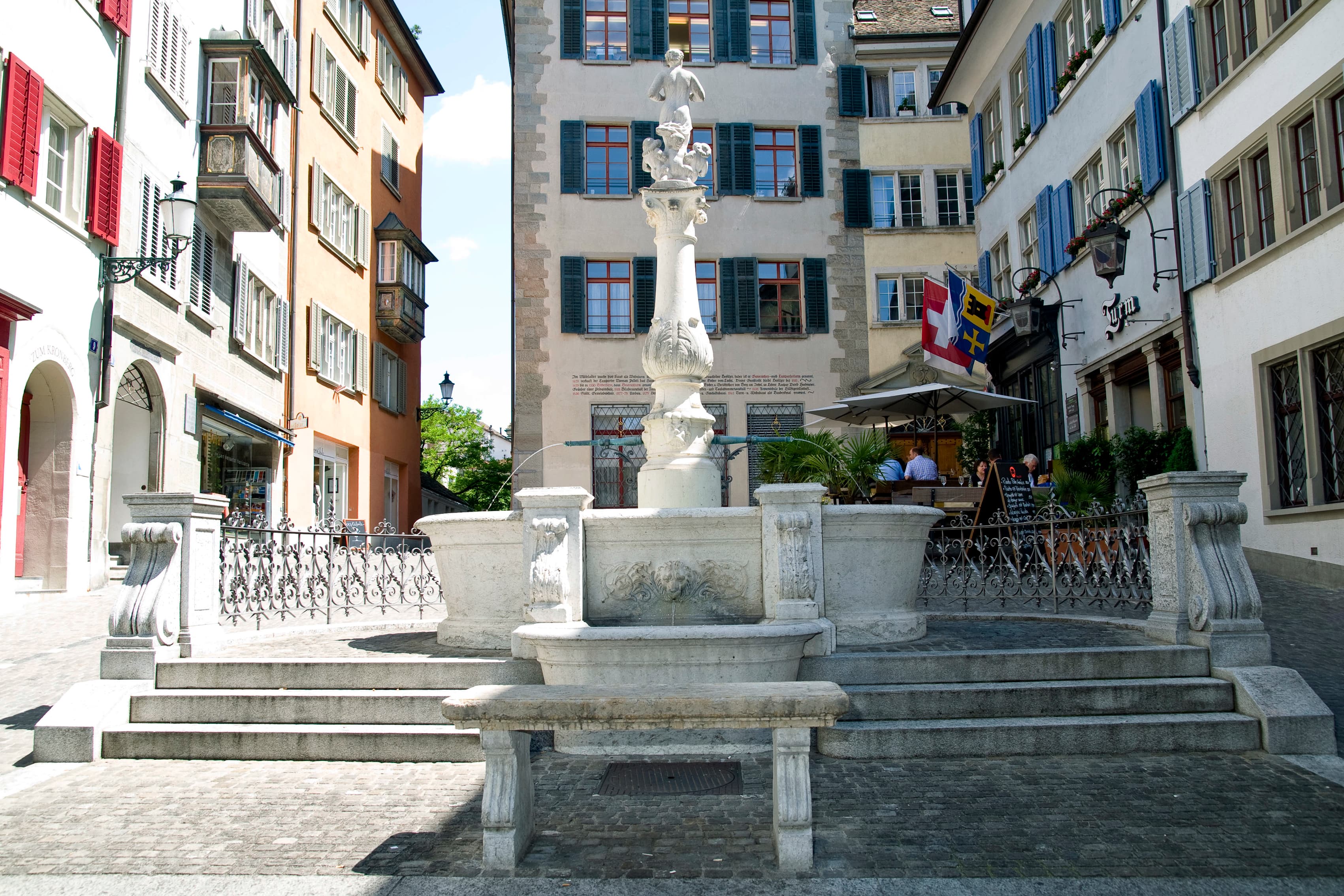 Dies ist der Brunnen am Napfplatz Zürich.