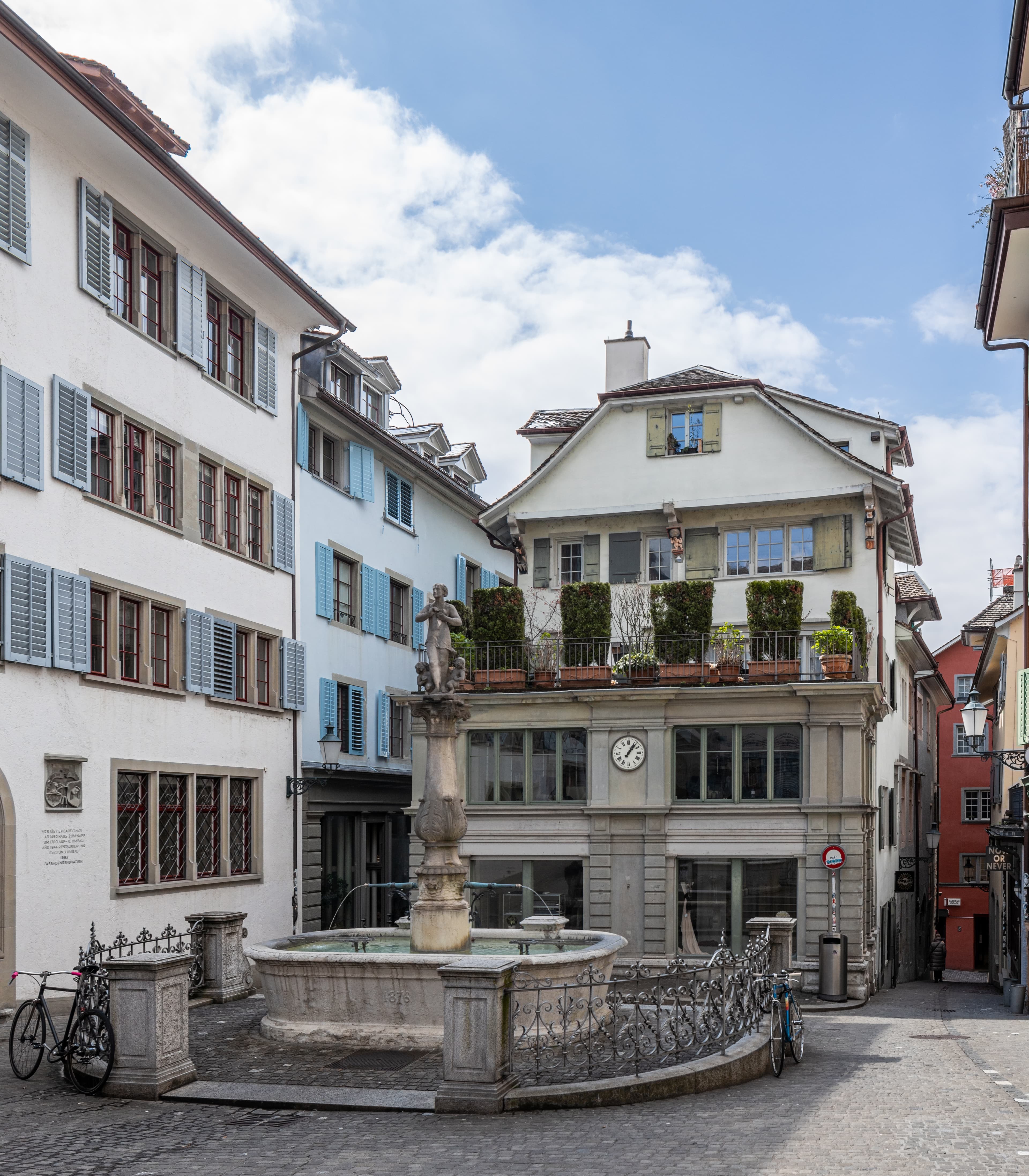 Napfbrunnen und Napfgasse 6, 4 &amp; 5 in Zürich